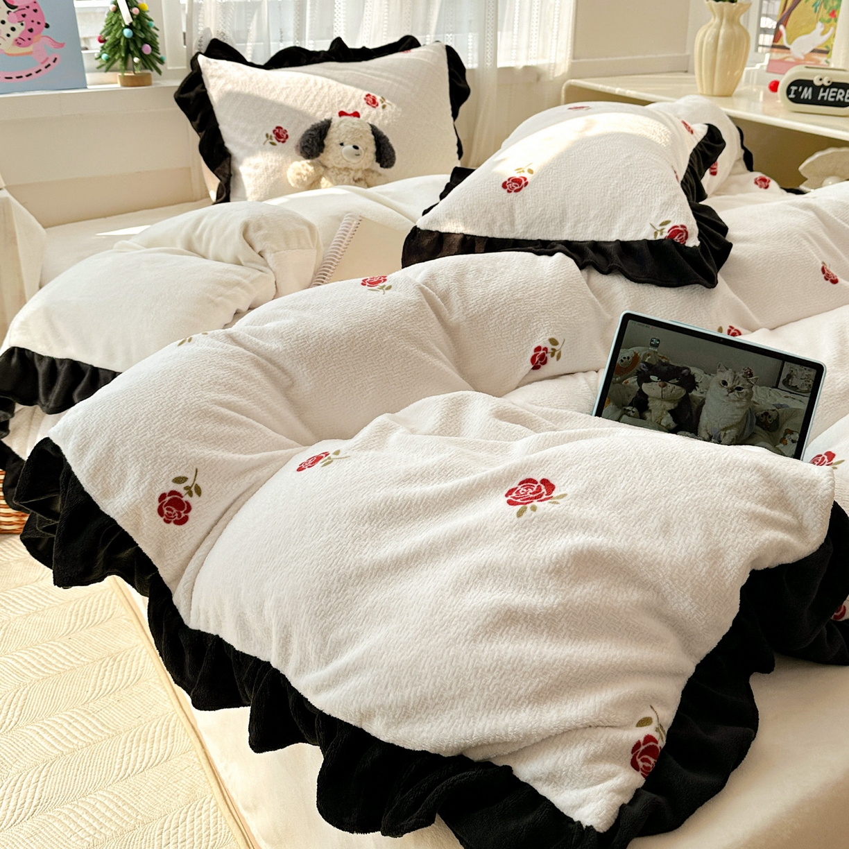 91家纺网 家纺一手货源 找家纺 耀悦家纺 2025新款着色雕花黑边牛奶绒四件套-永恒蝴蝶系列 玫瑰-黑边工艺款