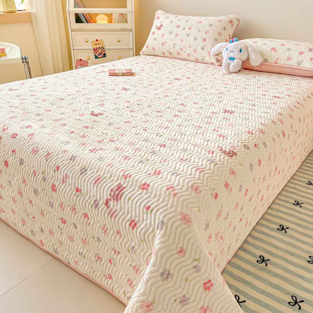 91家纺网 家纺一手货源 找家纺 酱子 2025新款牛奶绒印花床盖四季通用 床盖-碎花猫猫