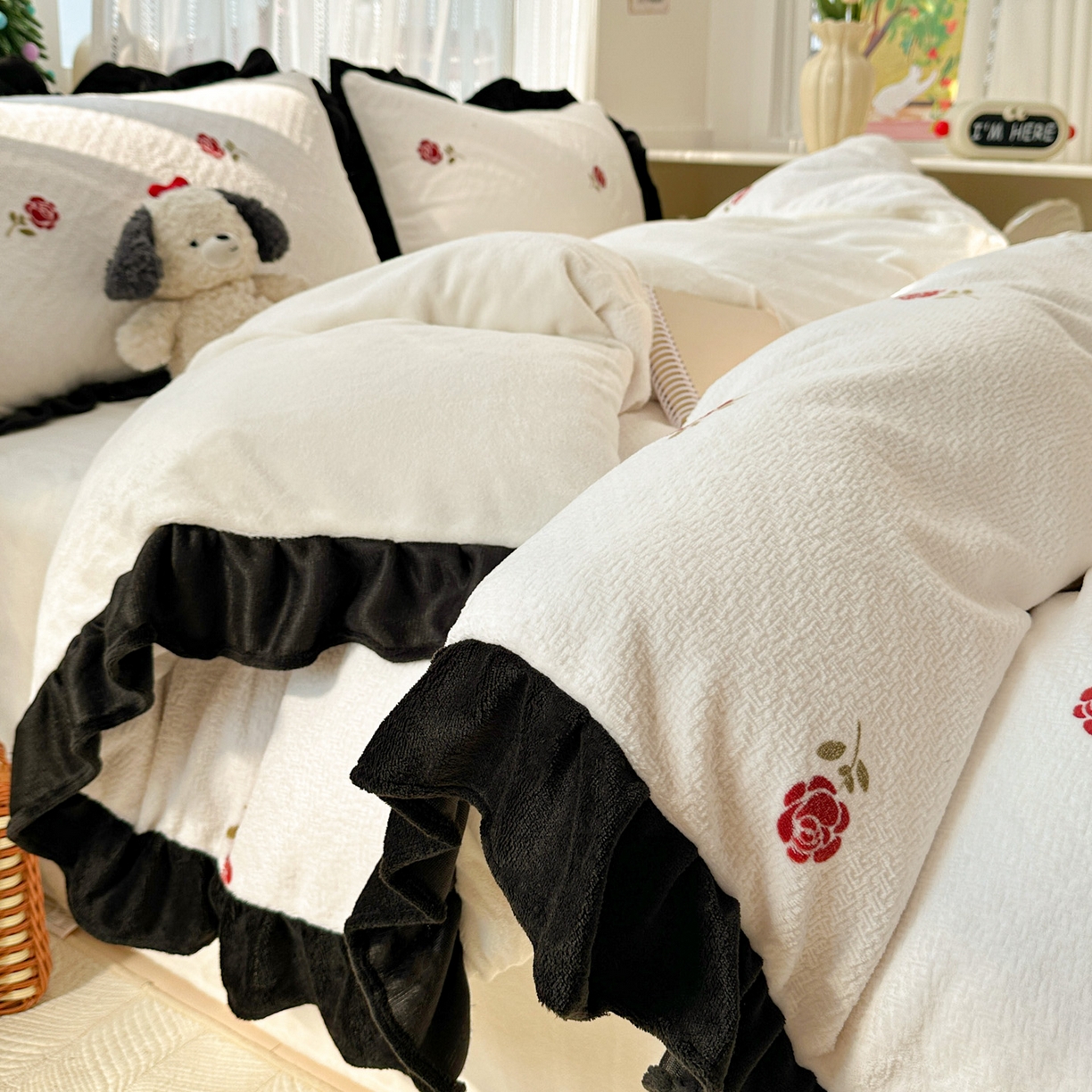 91家纺网 家纺一手货源 找家纺 耀悦家纺 2025新款着色雕花黑边牛奶绒四件套-永恒蝴蝶系列 玫瑰-黑边工艺款