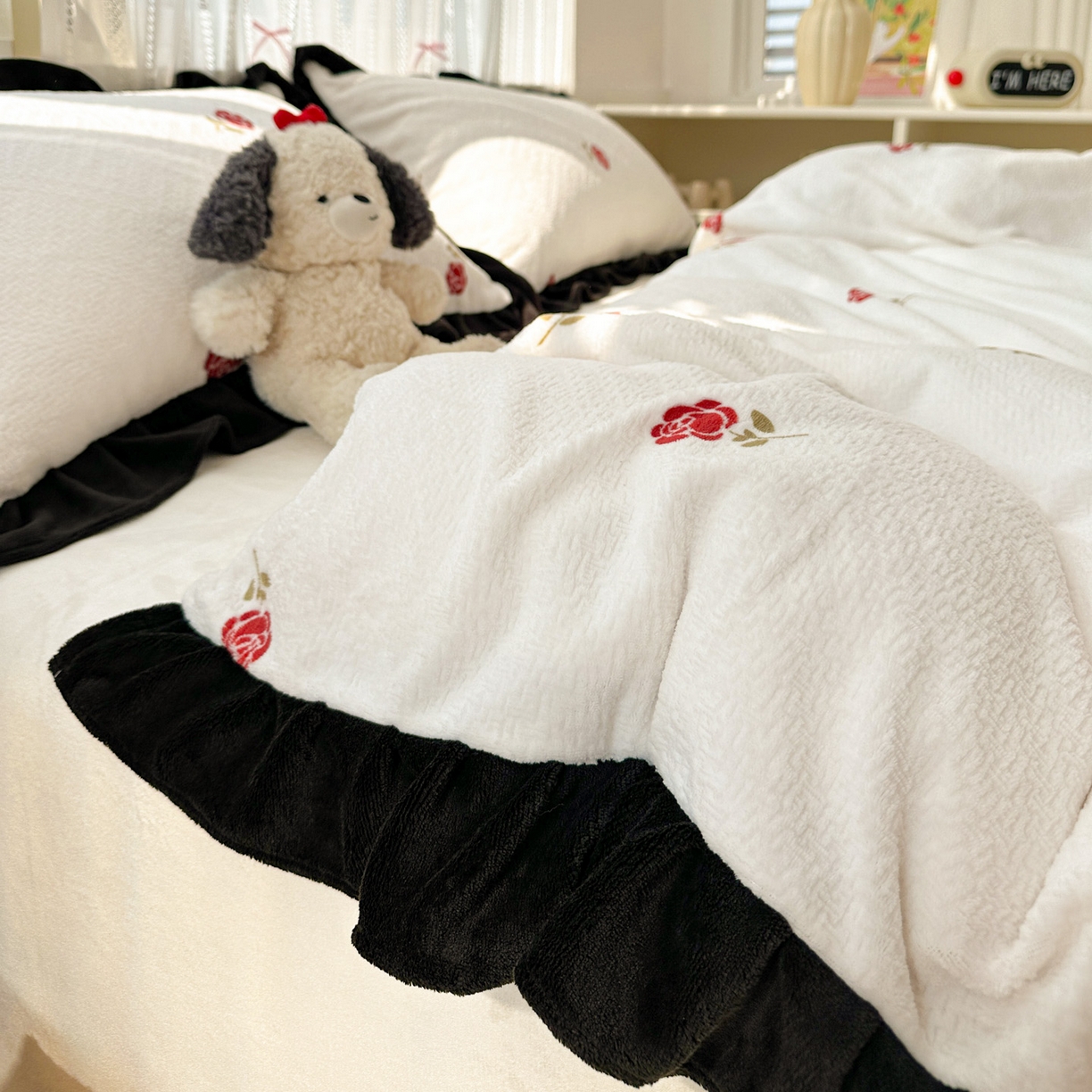 91家纺网 家纺一手货源 找家纺 耀悦家纺 2025新款着色雕花黑边牛奶绒四件套-永恒蝴蝶系列 玫瑰-黑边工艺款