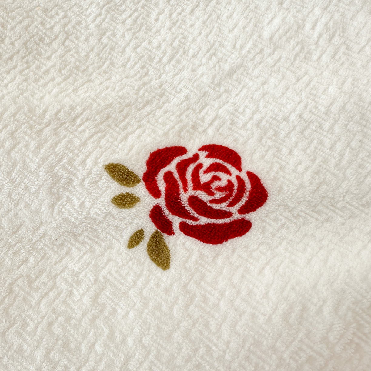 91家纺网 家纺一手货源 找家纺 耀悦家纺 2025新款着色雕花黑边牛奶绒四件套-永恒蝴蝶系列 玫瑰-黑边工艺款