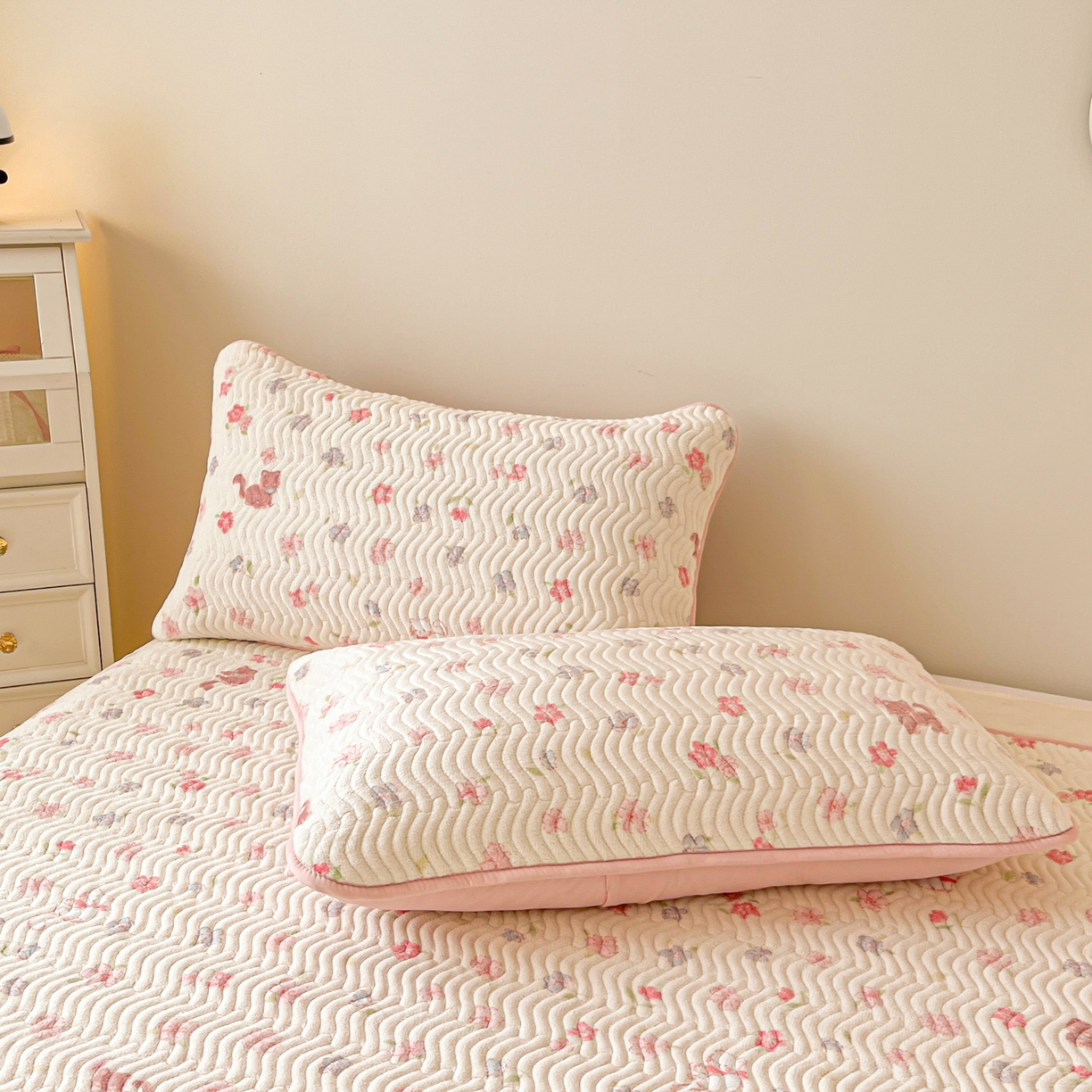 91家纺网 家纺一手货源 找家纺 酱子 2025新款牛奶绒印花床盖四季通用 床盖-碎花猫猫