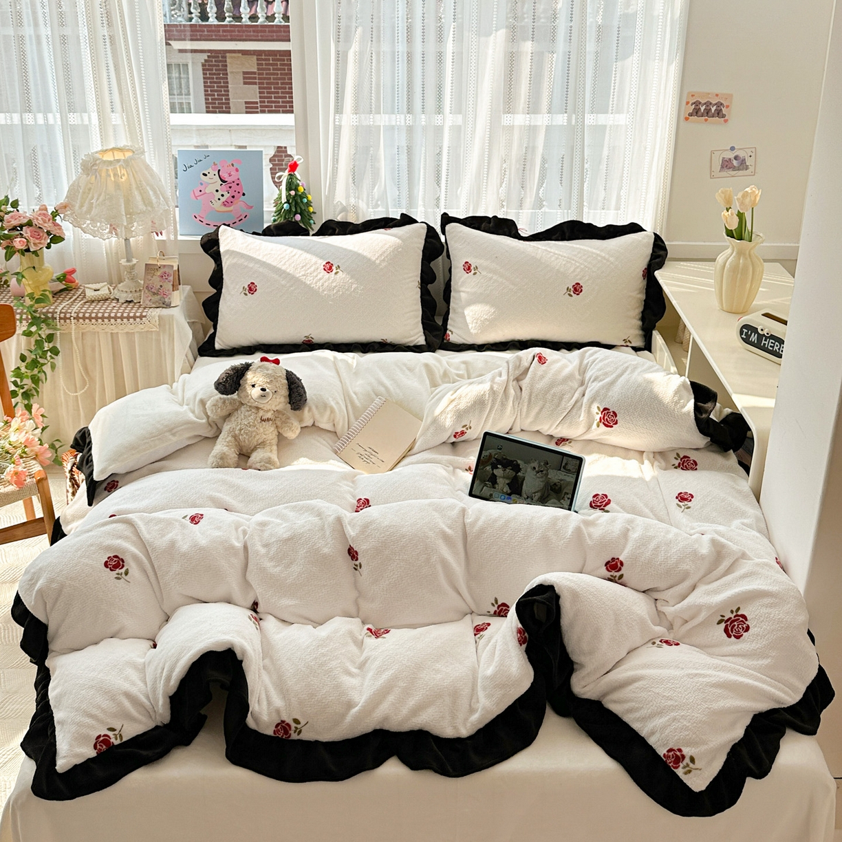 91家纺网 家纺一手货源 找家纺 耀悦家纺 2025新款着色雕花黑边牛奶绒四件套-永恒蝴蝶系列 玫瑰-黑边工艺款