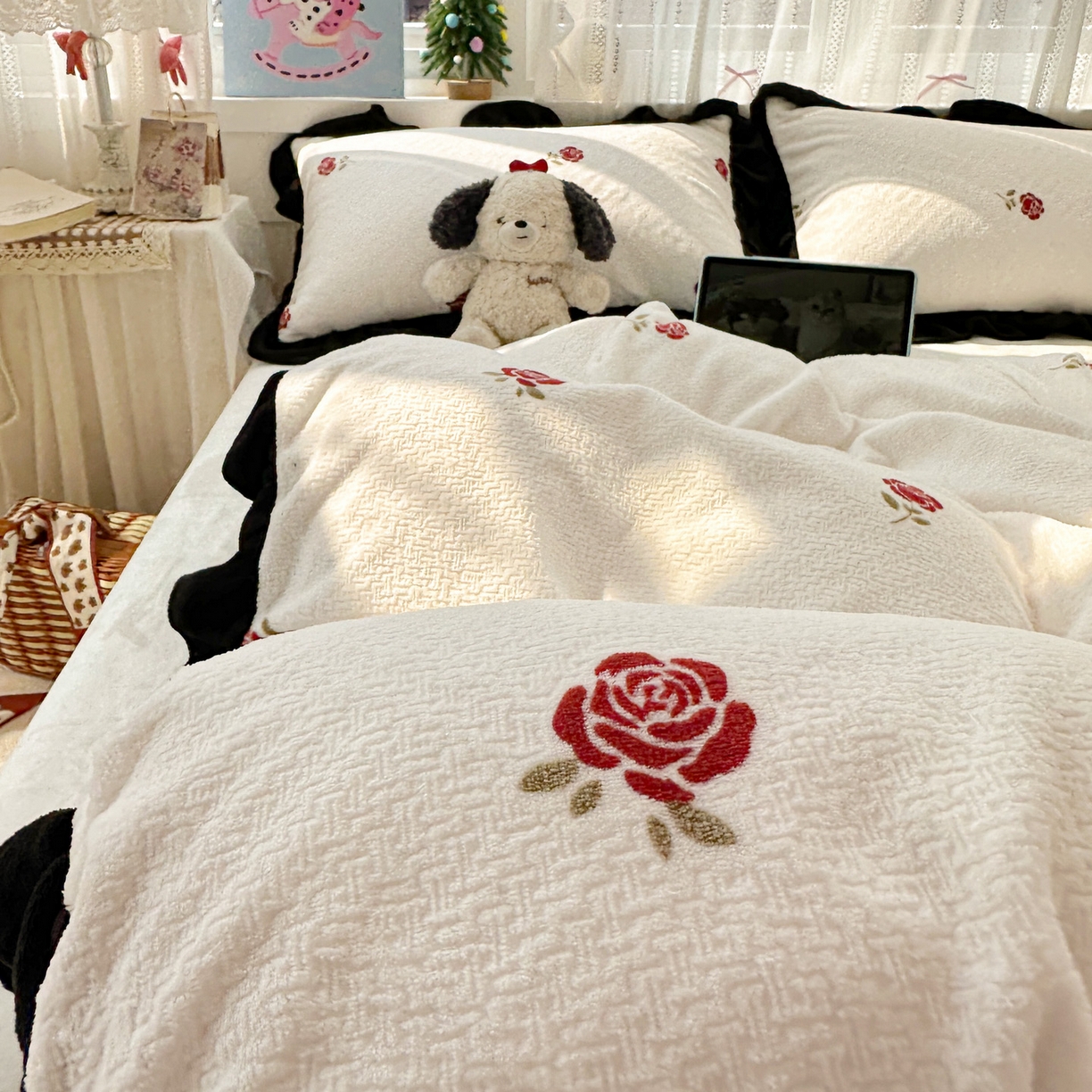 91家纺网 家纺一手货源 找家纺 耀悦家纺 2025新款着色雕花黑边牛奶绒四件套-永恒蝴蝶系列 玫瑰-黑边工艺款