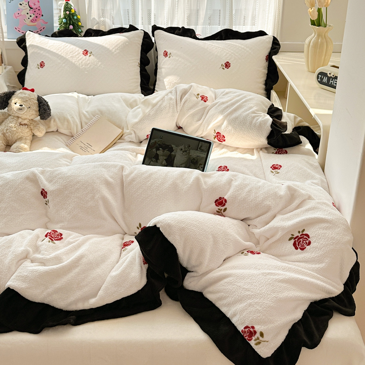 91家纺网 家纺一手货源 找家纺 耀悦家纺 2025新款着色雕花黑边牛奶绒四件套-永恒蝴蝶系列 玫瑰-黑边工艺款