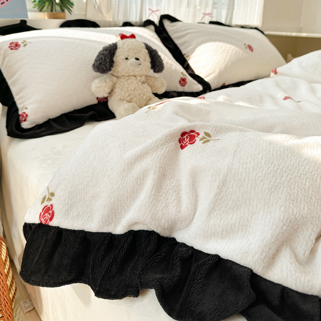 91家纺网 家纺一手货源 找家纺 耀悦家纺 2025新款着色雕花黑边牛奶绒四件套-永恒蝴蝶系列 玫瑰-黑边工艺款