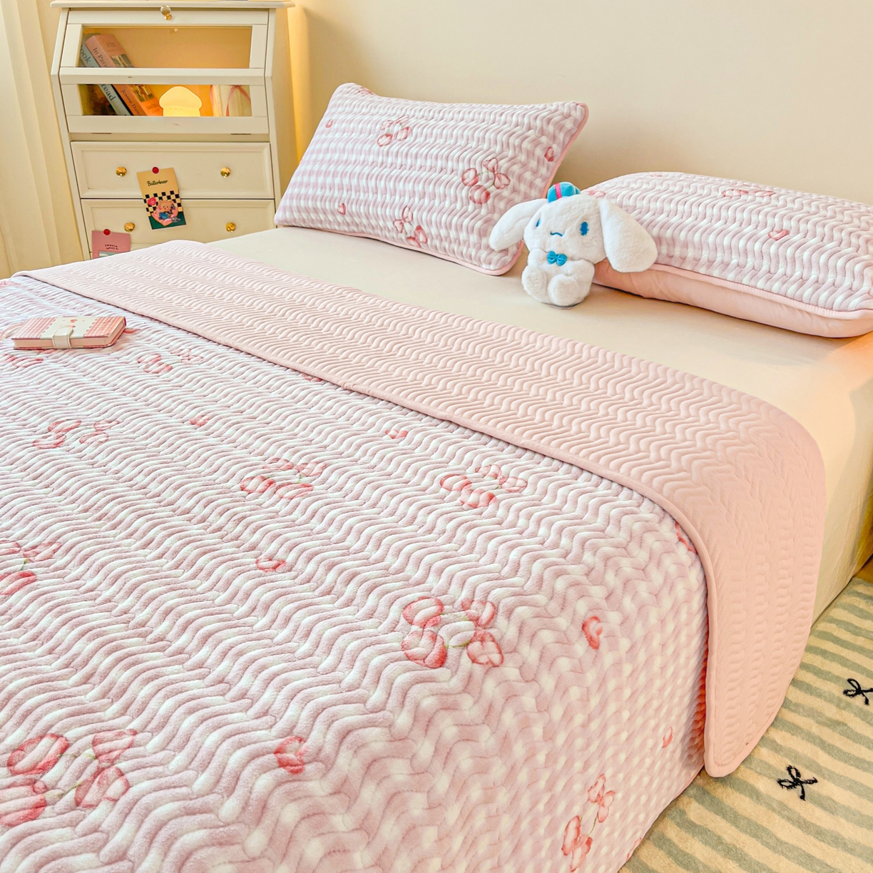 91家纺网 家纺一手货源 找家纺 酱子 2025新款牛奶绒印花床盖四季通用 床盖-格上樱梦