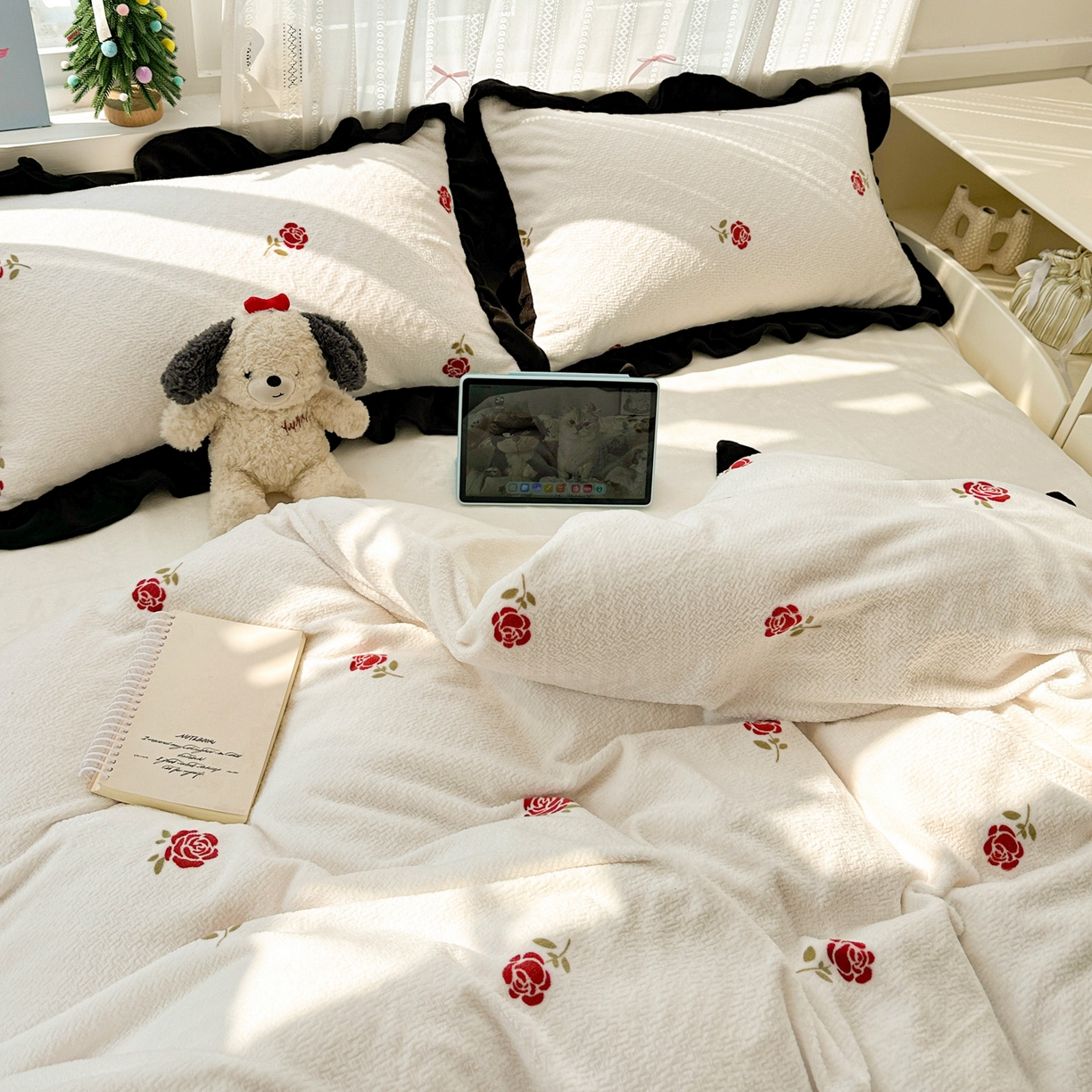 91家纺网 家纺一手货源 找家纺 耀悦家纺 2025新款着色雕花黑边牛奶绒四件套-永恒蝴蝶系列 玫瑰-黑边工艺款