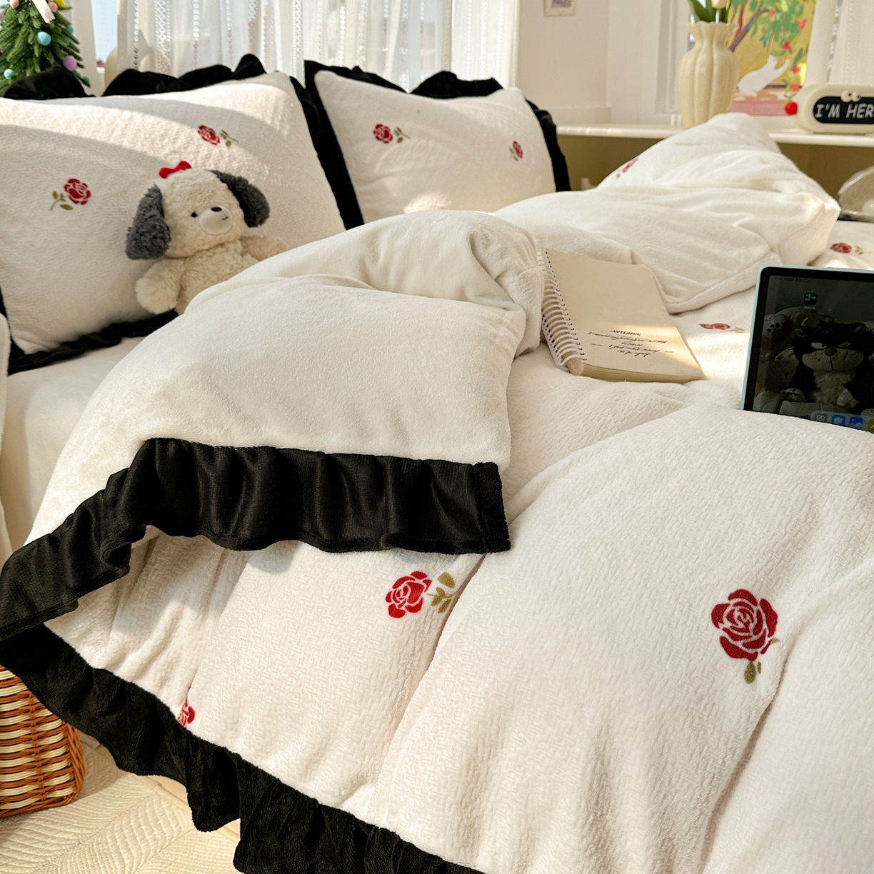 91家纺网 家纺一手货源 找家纺 耀悦家纺 2025新款着色雕花黑边牛奶绒四件套-永恒蝴蝶系列 玫瑰-黑边工艺款