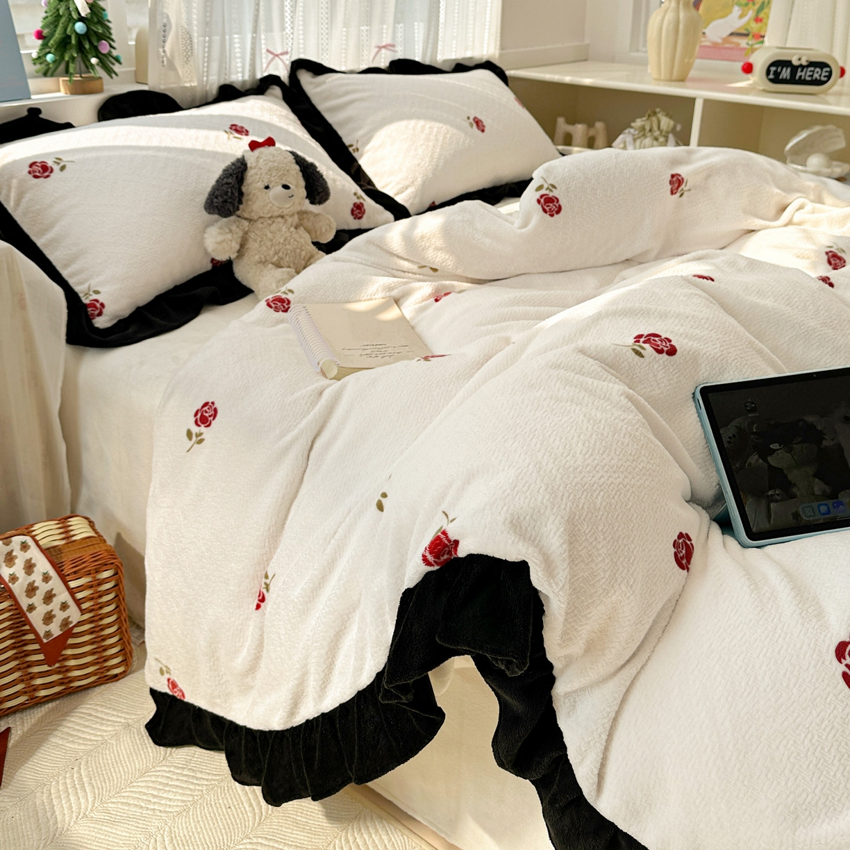 91家纺网 家纺一手货源 找家纺 耀悦家纺 2025新款着色雕花黑边牛奶绒四件套-永恒蝴蝶系列 玫瑰-黑边工艺款