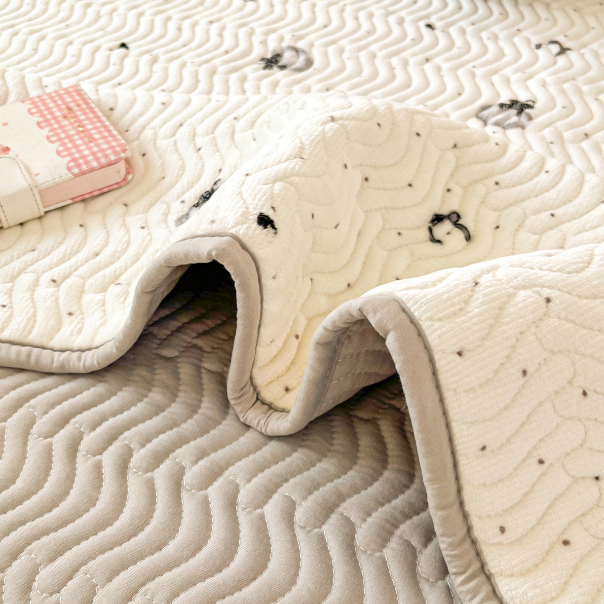 91家纺网 家纺一手货源 找家纺 酱子 2025新款牛奶绒印花床盖四季通用 床盖-简韵南瓜