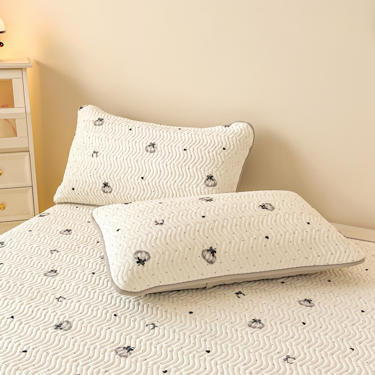 91家纺网 家纺一手货源 找家纺 酱子 2025新款牛奶绒印花床盖四季通用 床盖-简韵南瓜