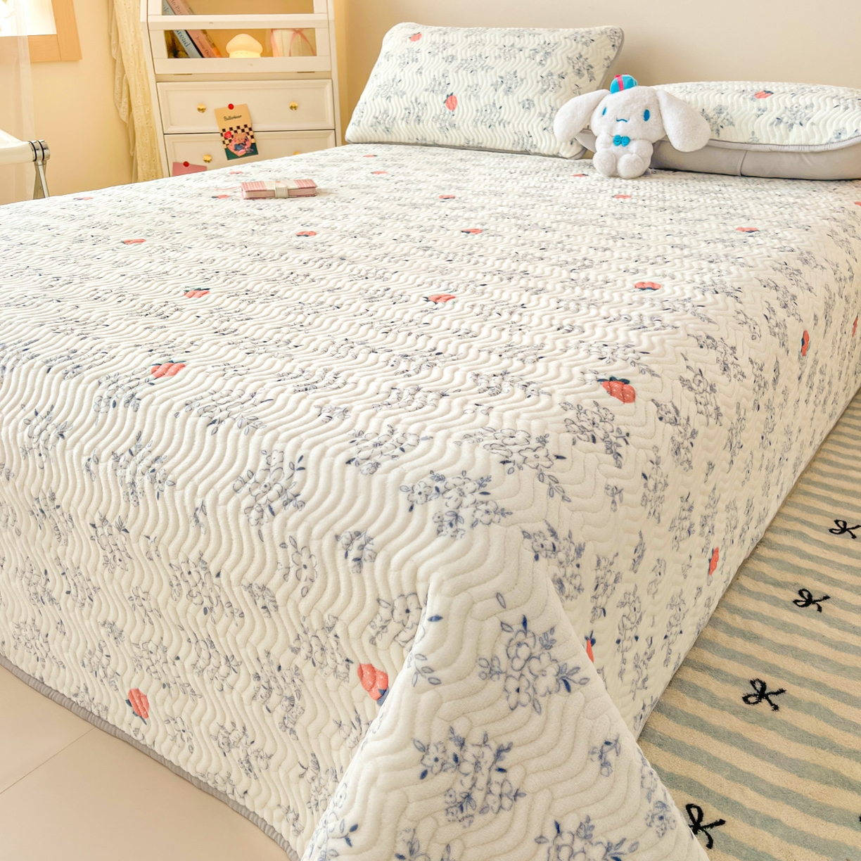 91家纺网 家纺一手货源 找家纺 酱子 2025新款牛奶绒印花床盖四季通用 床盖-浅花莓语