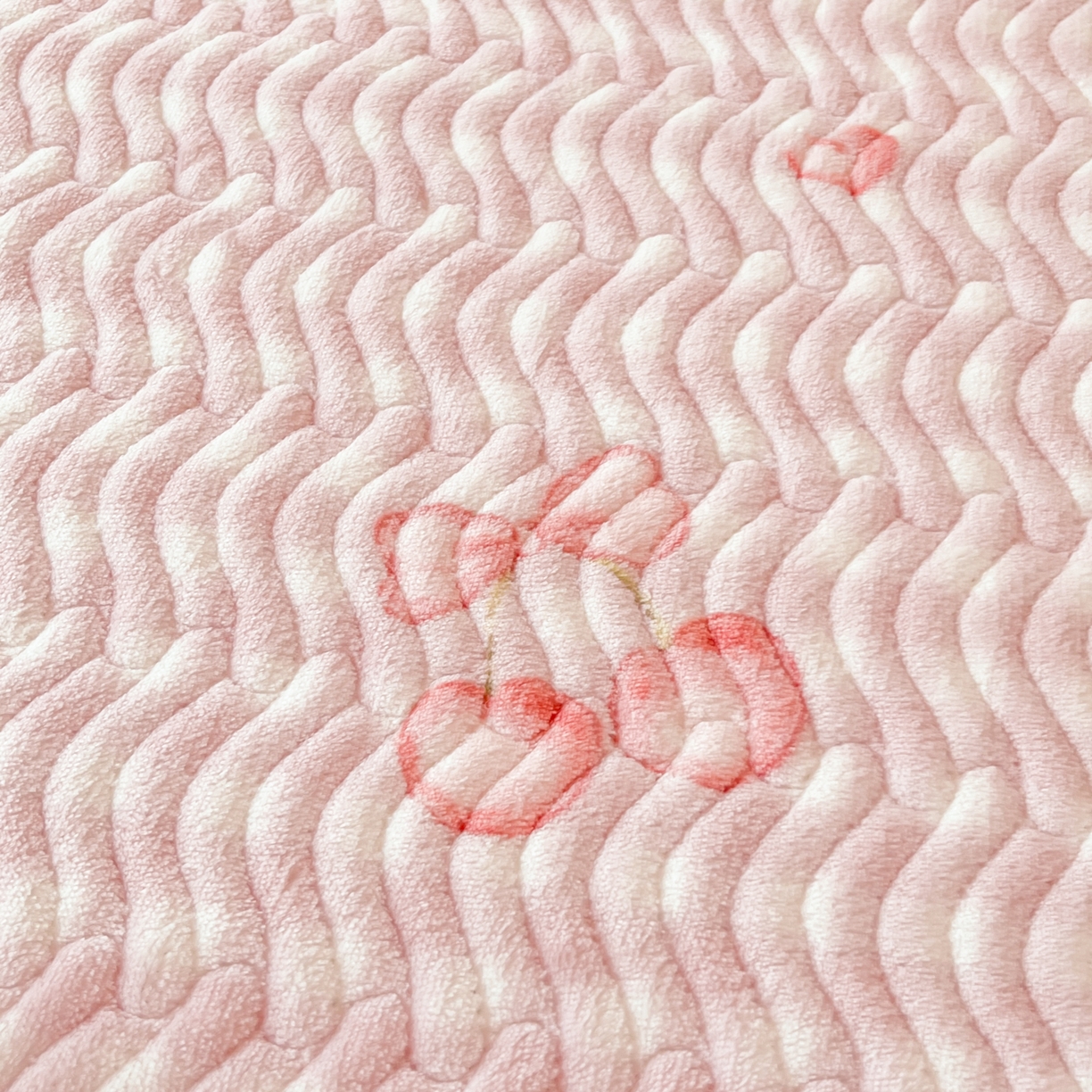 91家纺网 家纺一手货源 找家纺 酱子 2025新款牛奶绒印花床盖四季通用 床盖-格上樱梦