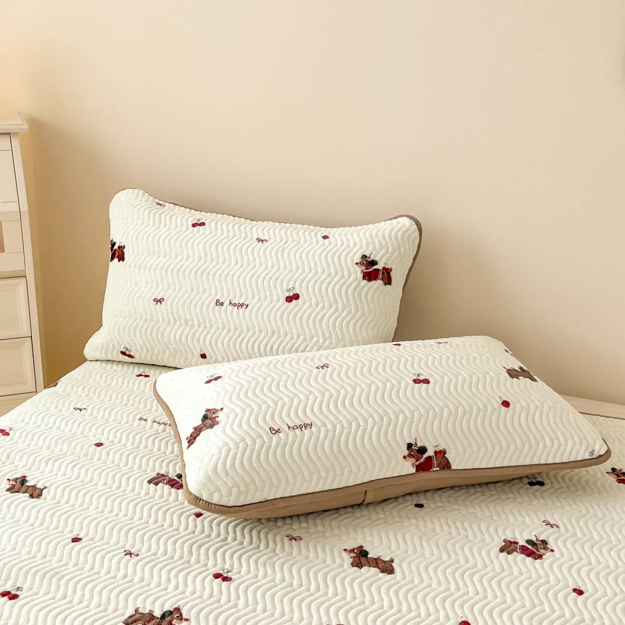 91家纺网 家纺一手货源 找家纺 酱子 2025新款牛奶绒印花床盖四季通用 床盖-绯色腊肠趣