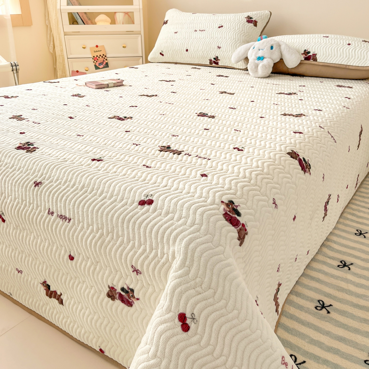 91家纺网 家纺一手货源 找家纺 酱子 2025新款牛奶绒印花床盖四季通用 床盖-绯色腊肠趣