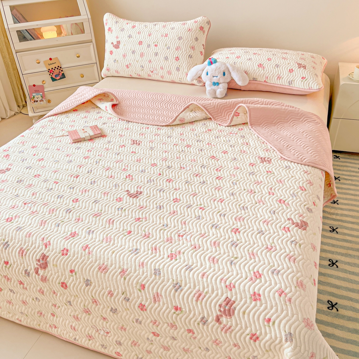 91家纺网 家纺一手货源 找家纺 酱子 2025新款牛奶绒印花床盖四季通用 床盖-碎花猫猫