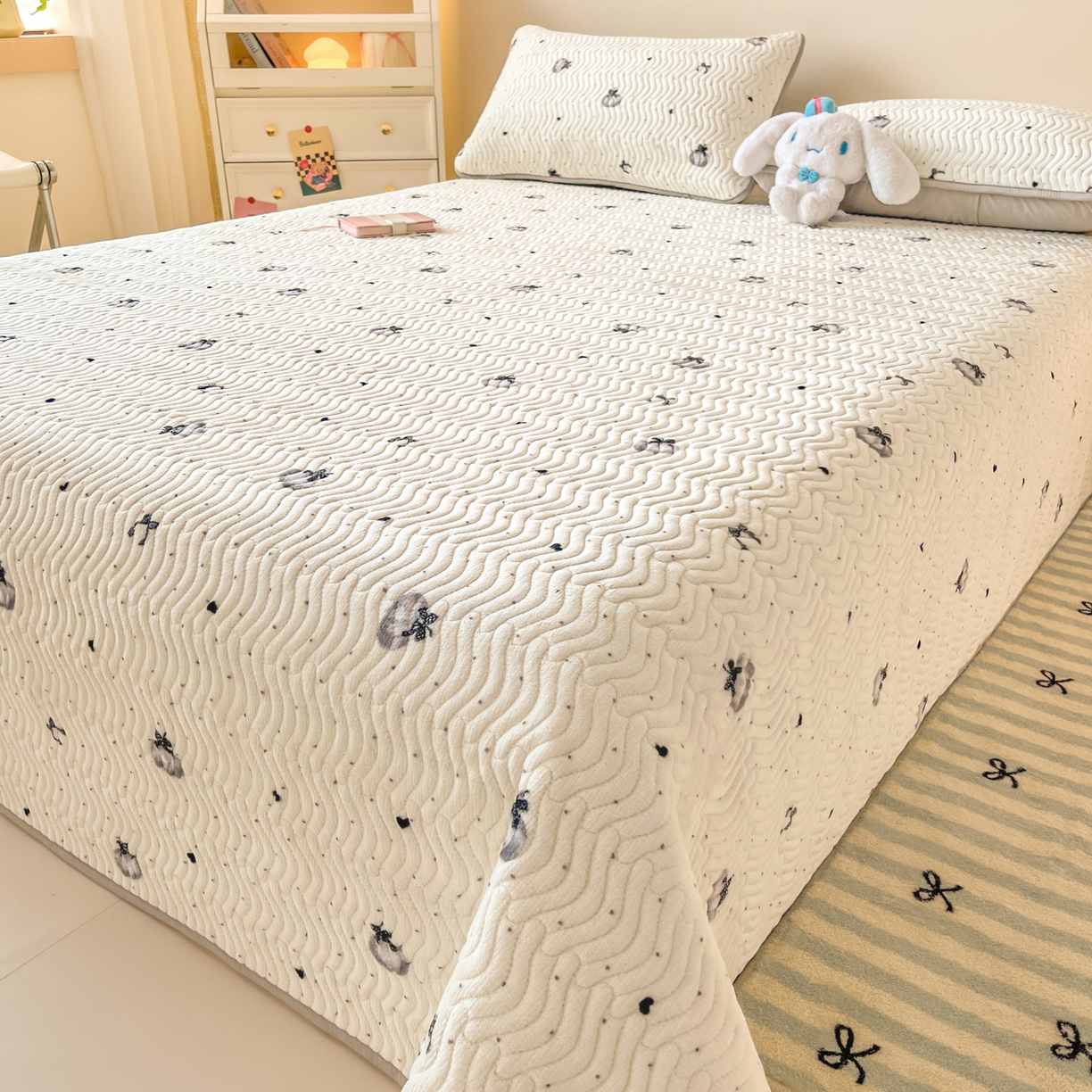 91家纺网 家纺一手货源 找家纺 酱子 2025新款牛奶绒印花床盖四季通用 床盖-简韵南瓜