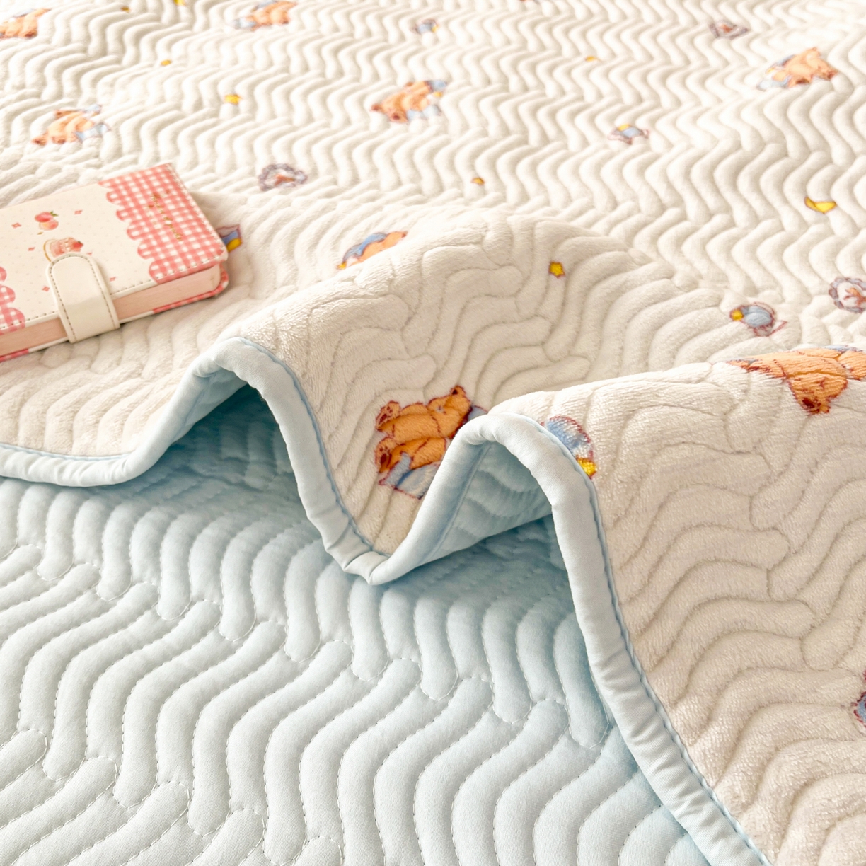 91家纺网 家纺一手货源 找家纺 酱子 2025新款牛奶绒印花床盖四季通用 床盖-暖熊星芒