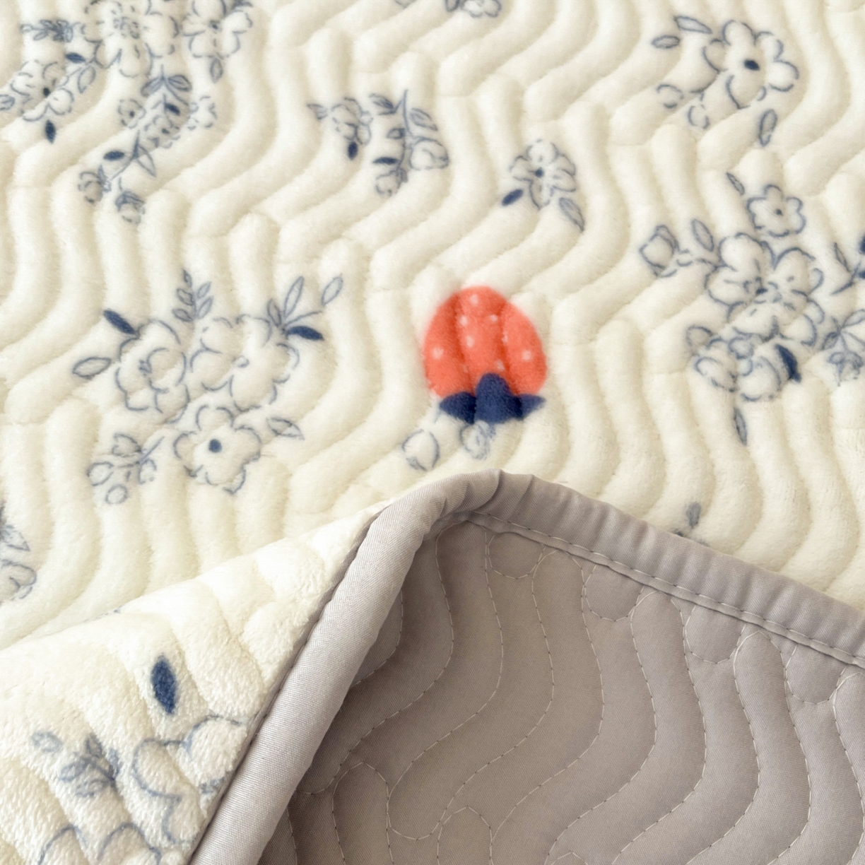 91家纺网 家纺一手货源 找家纺 酱子 2025新款牛奶绒印花床盖四季通用 床盖-浅花莓语