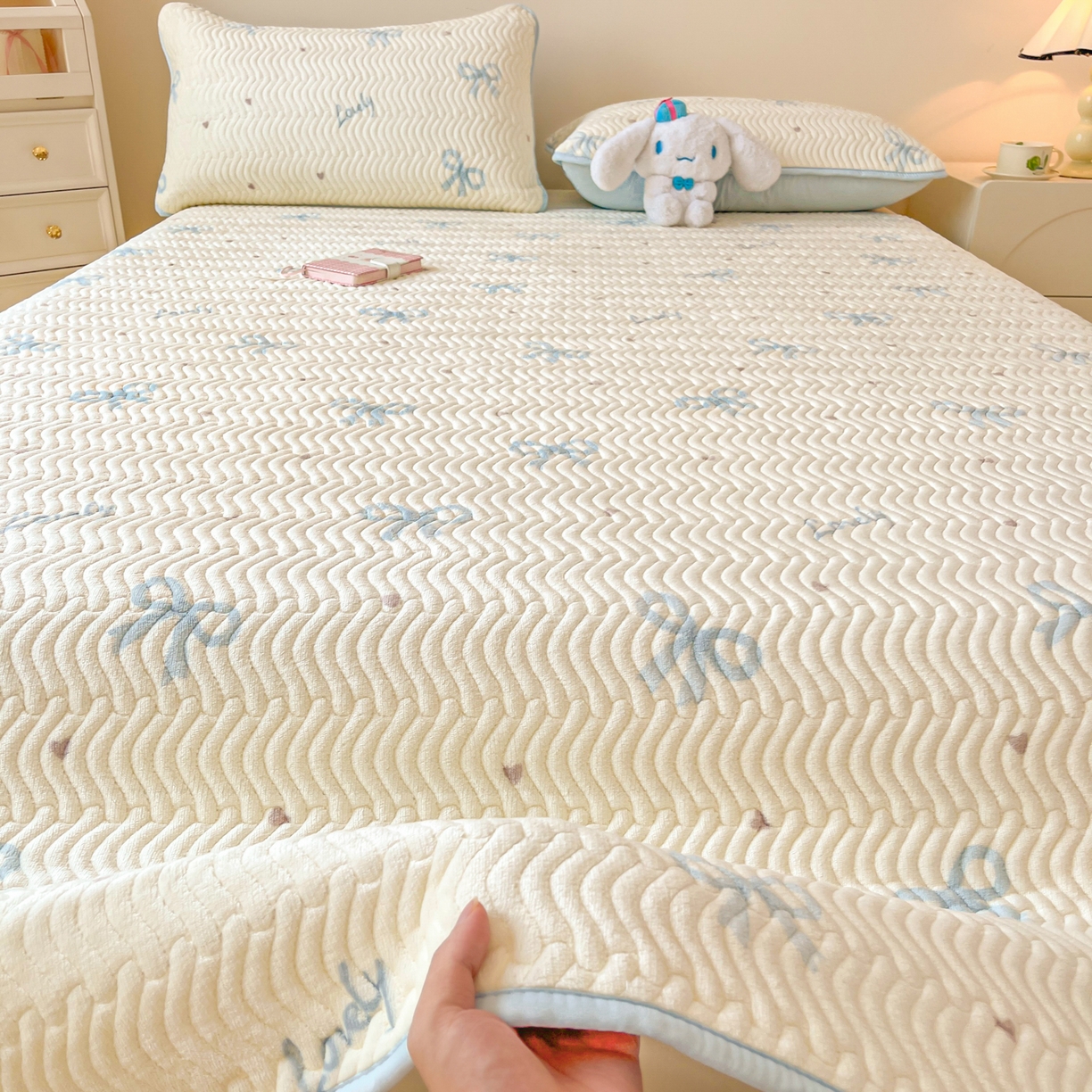 91家纺网 家纺一手货源 找家纺 酱子 2025新款牛奶绒印花床盖四季通用 床盖-蓝调逸境