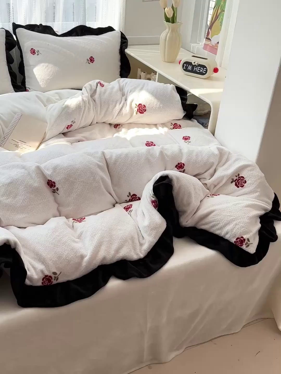 91家纺网 家纺一手货源 找家纺 耀悦家纺 2025新款着色雕花黑边牛奶绒四件套-永恒蝴蝶系列 玫瑰-黑边工艺款