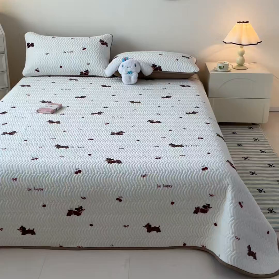 91家纺网 家纺一手货源 找家纺 酱子 2025新款牛奶绒印花床盖四季通用 床盖-绯色腊肠趣