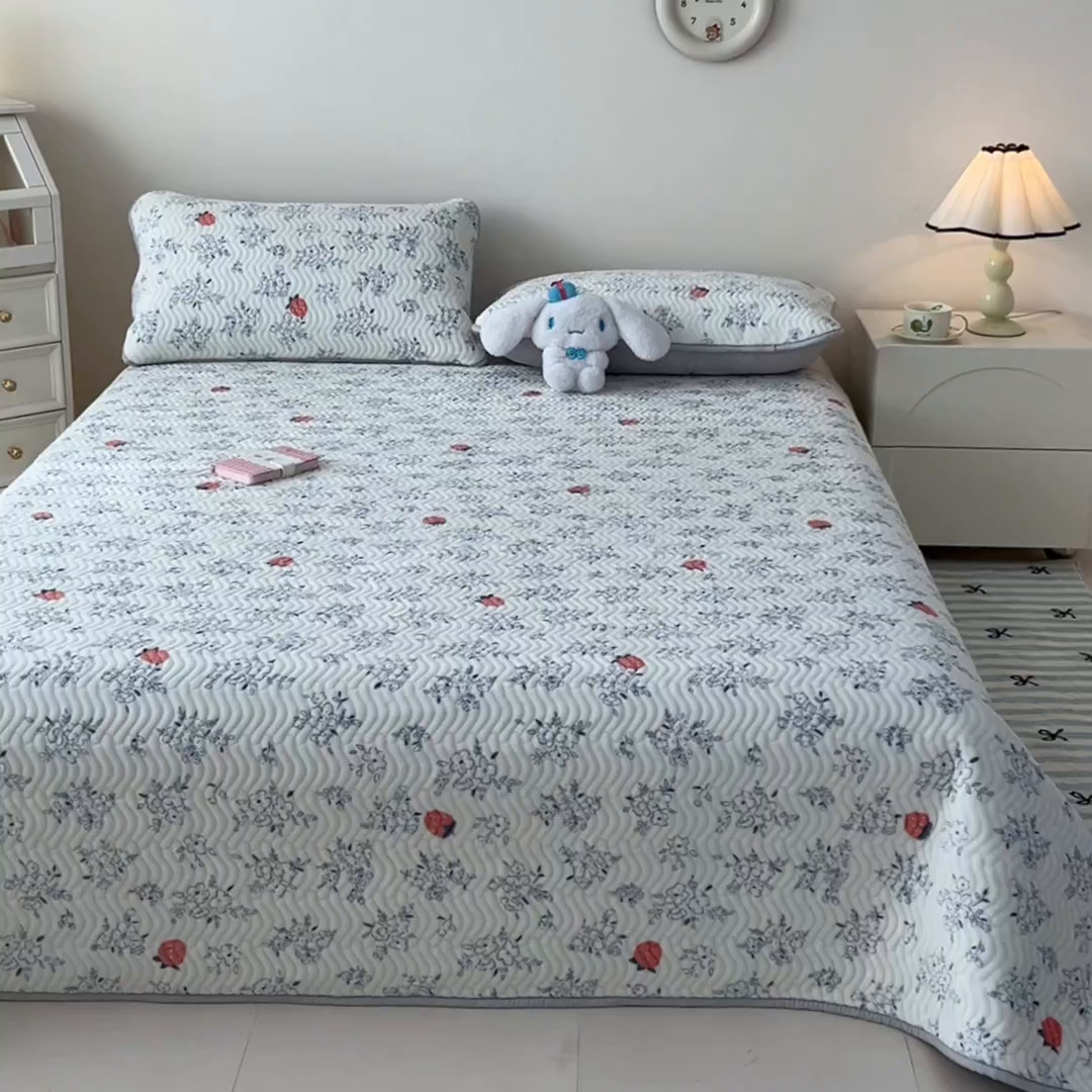 91家纺网 家纺一手货源 找家纺 酱子 2025新款牛奶绒印花床盖四季通用 床盖-浅花莓语