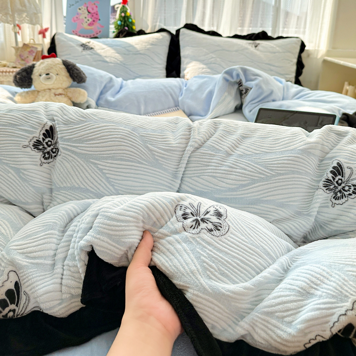 91家纺网 家纺一手货源 找家纺 （总）耀悦家纺 2025新款着色雕花黑边牛奶绒四件套-永恒蝴蝶系列