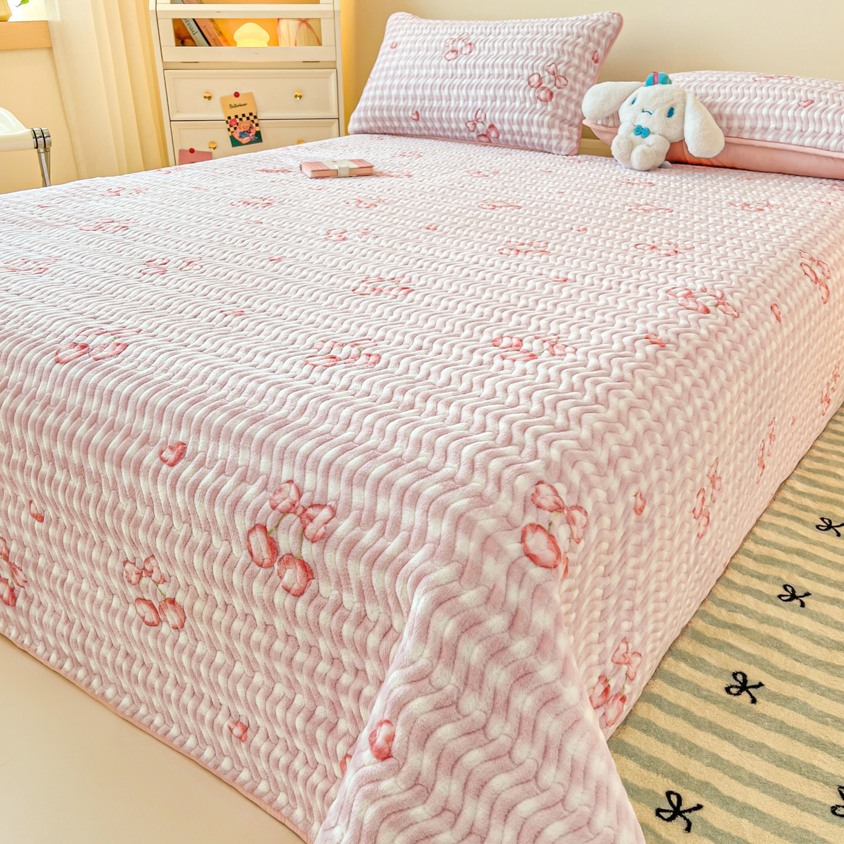 91家纺网 家纺一手货源 找家纺 酱子 2025新款牛奶绒印花床盖四季通用 床盖-格上樱梦