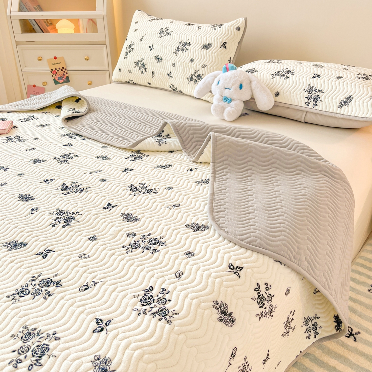 91家纺网 家纺一手货源 找家纺 酱子 2025新款牛奶绒印花床盖四季通用 床盖-花汐