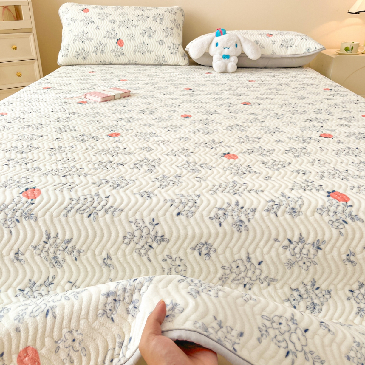 91家纺网 家纺一手货源 找家纺 酱子 2025新款牛奶绒印花床盖四季通用 床盖-浅花莓语