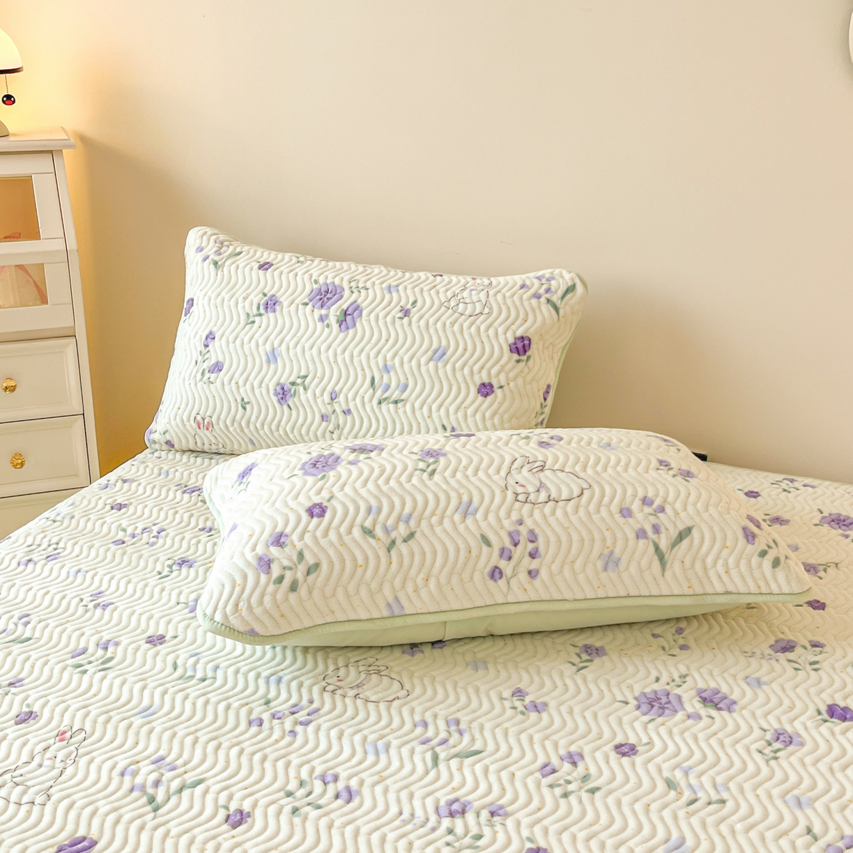 91家纺网 家纺一手货源 找家纺 酱子 2025新款牛奶绒印花床盖四季通用 床盖-兔眠花笺