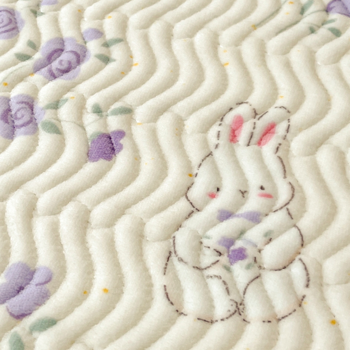 91家纺网 家纺一手货源 找家纺 酱子 2025新款牛奶绒印花床盖四季通用 床盖-兔眠花笺