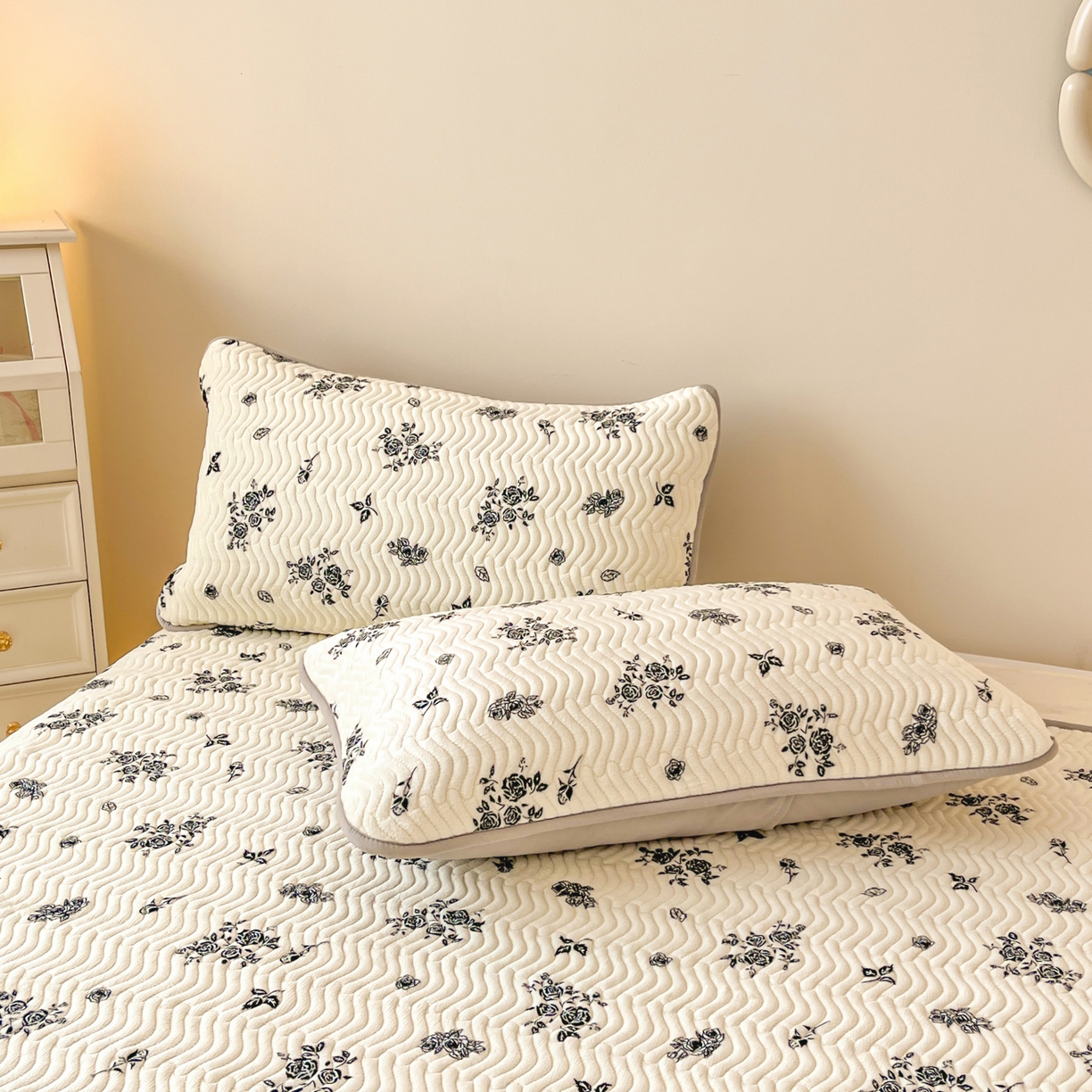 91家纺网 家纺一手货源 找家纺 酱子 2025新款牛奶绒印花床盖四季通用 床盖-花汐