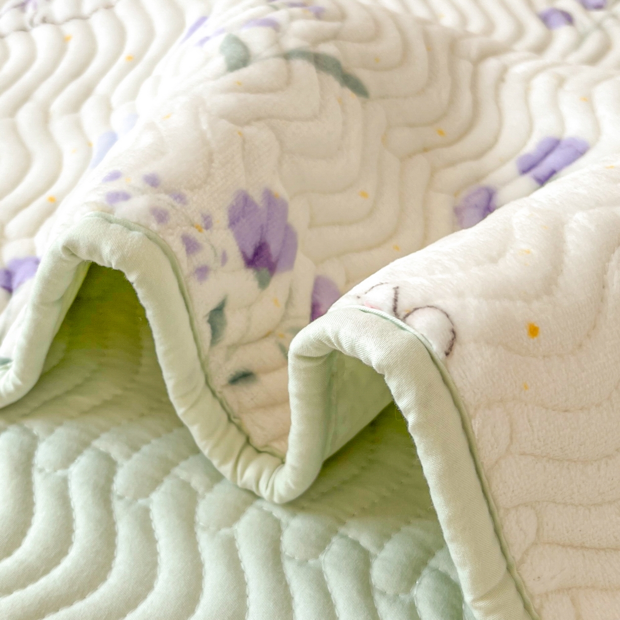 91家纺网 家纺一手货源 找家纺 酱子 2025新款牛奶绒印花床盖四季通用 床盖-兔眠花笺