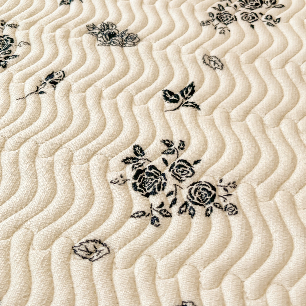 91家纺网 家纺一手货源 找家纺 酱子 2025新款牛奶绒印花床盖四季通用 床盖-花汐