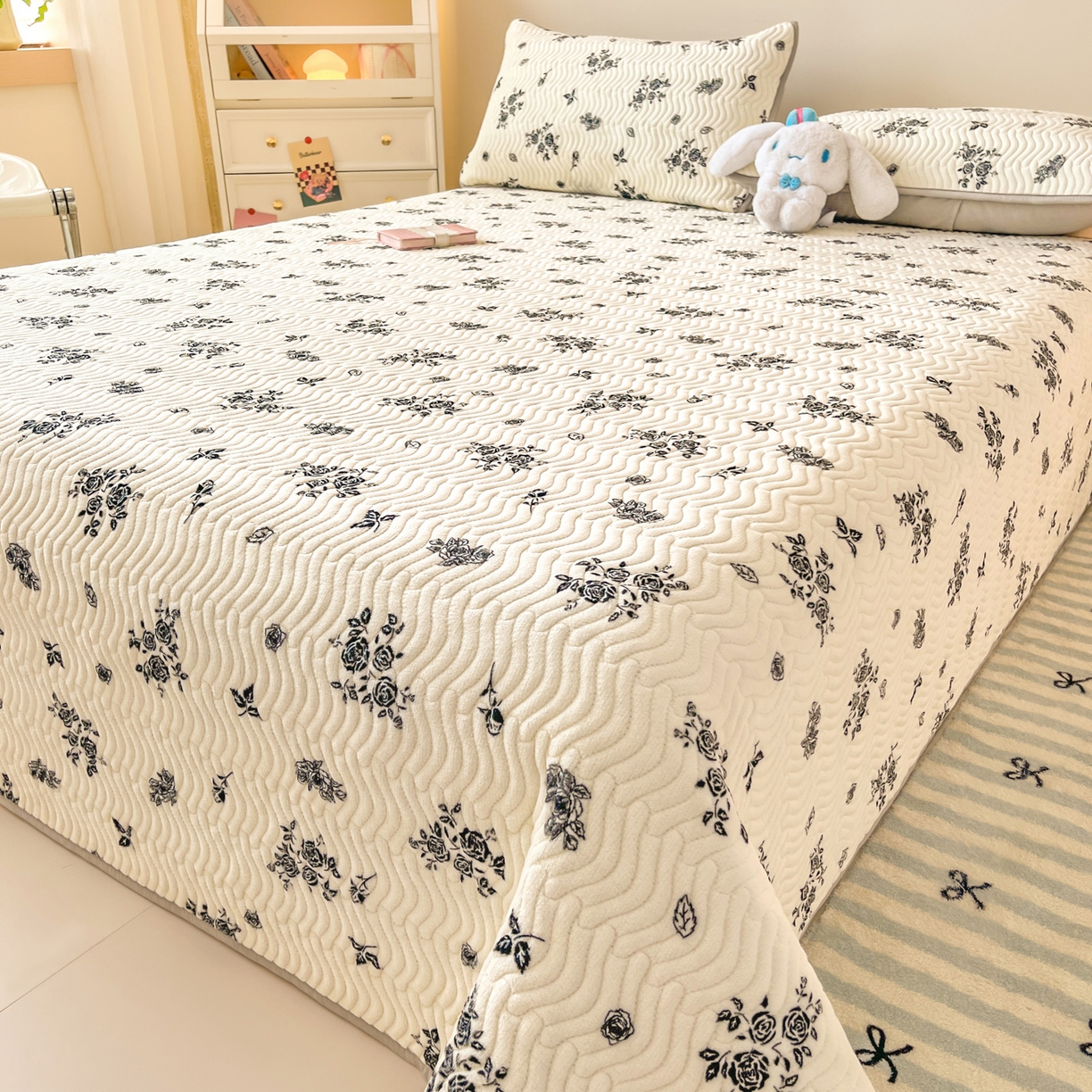 91家纺网 家纺一手货源 找家纺 酱子 2025新款牛奶绒印花床盖四季通用 床盖-花汐