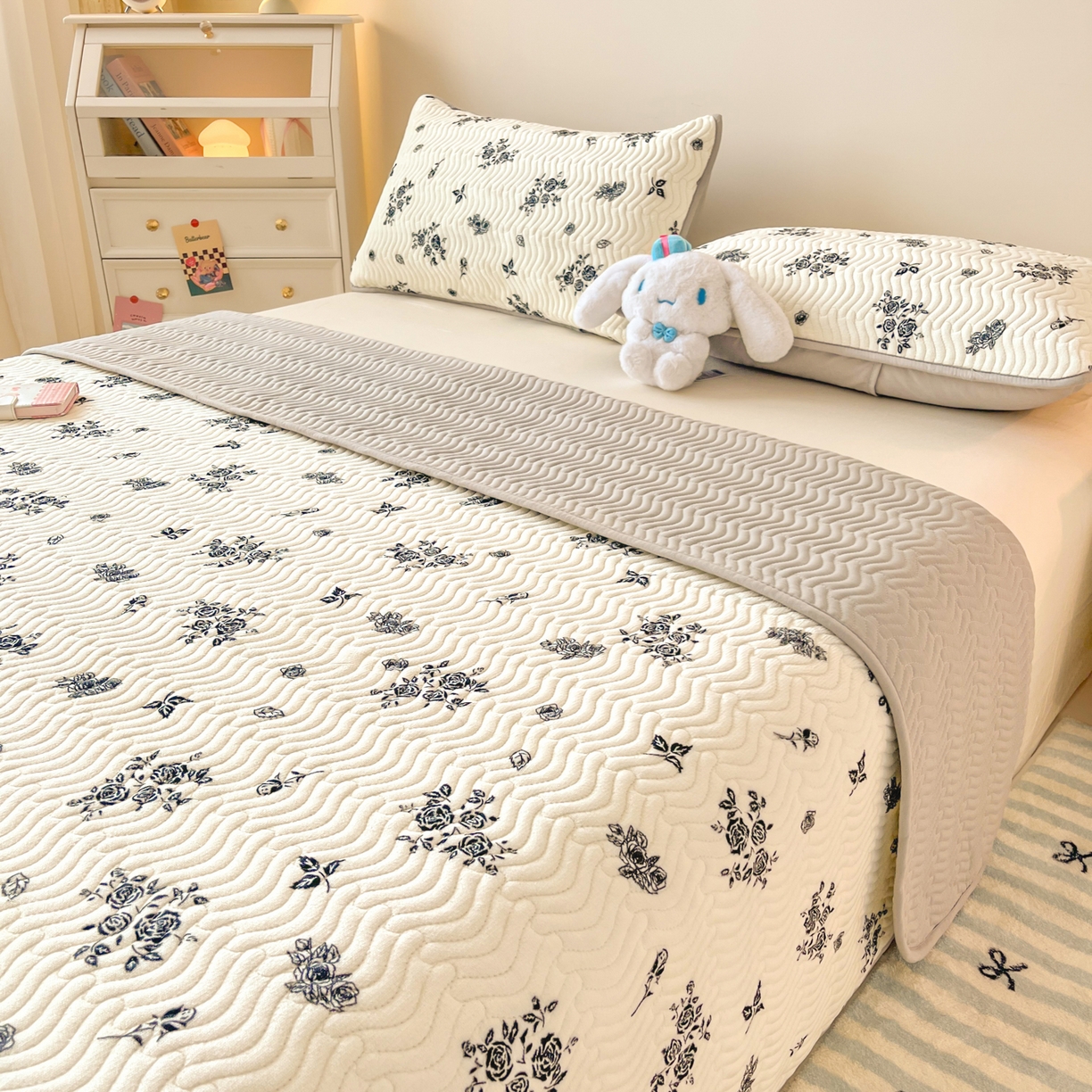 91家纺网 家纺一手货源 找家纺 酱子 2025新款牛奶绒印花床盖四季通用 床盖-花汐