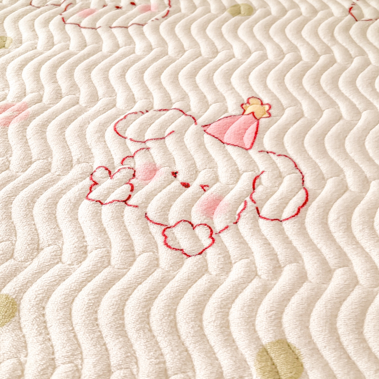 91家纺网 家纺一手货源 找家纺 酱子 2025新款牛奶绒印花床盖四季通用 床盖-蝴蝶结狗