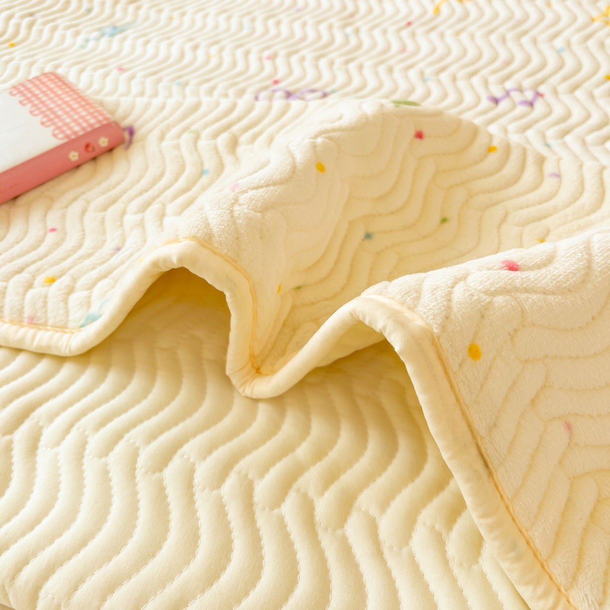 91家纺网 家纺一手货源 找家纺 酱子 2025新款牛奶绒印花床盖四季通用 床盖-星彩梦