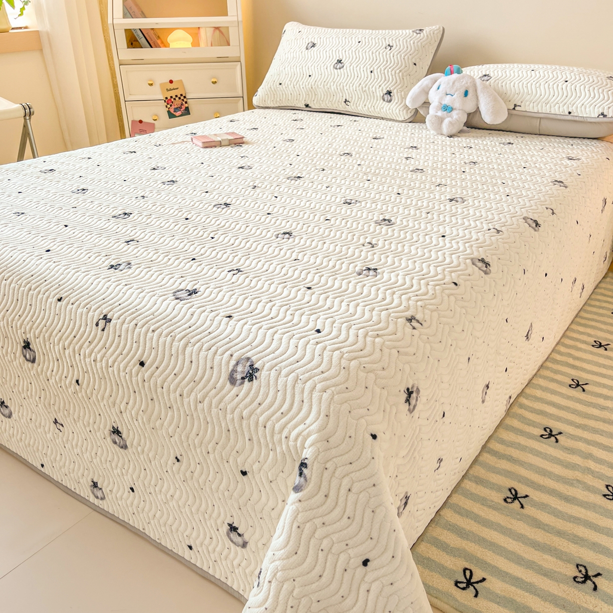 91家纺网 家纺一手货源 找家纺 酱子 2025新款牛奶绒印花床盖四季通用 床盖-简韵南瓜