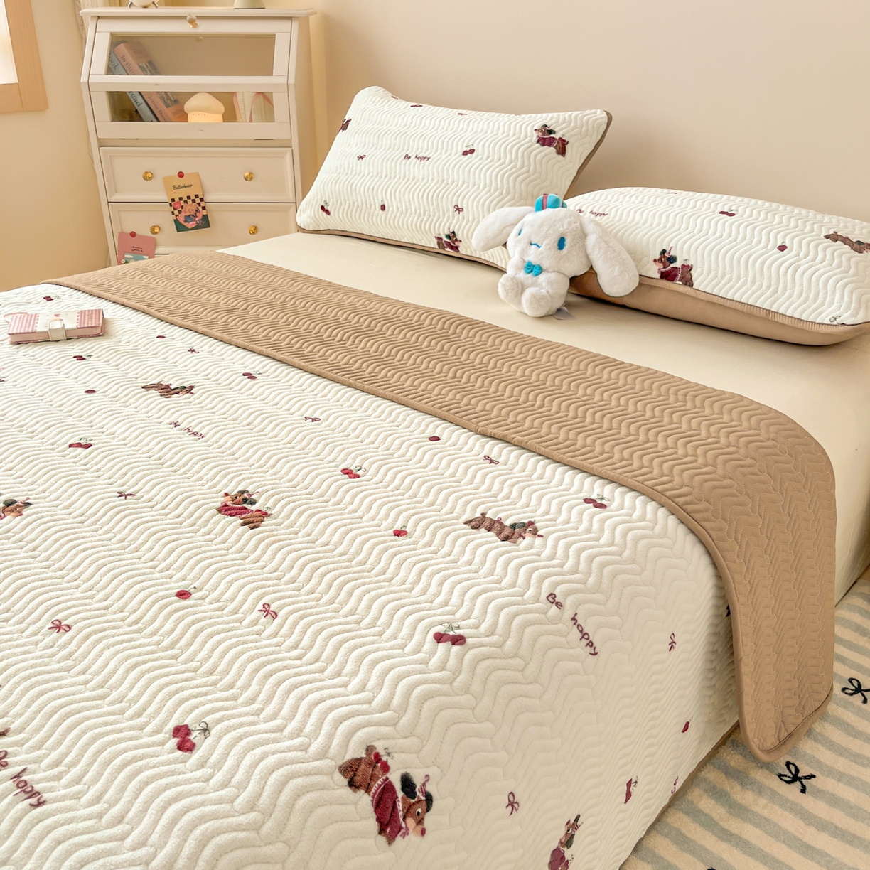 91家纺网 家纺一手货源 找家纺 酱子 2025新款牛奶绒印花床盖四季通用 床盖-绯色腊肠趣