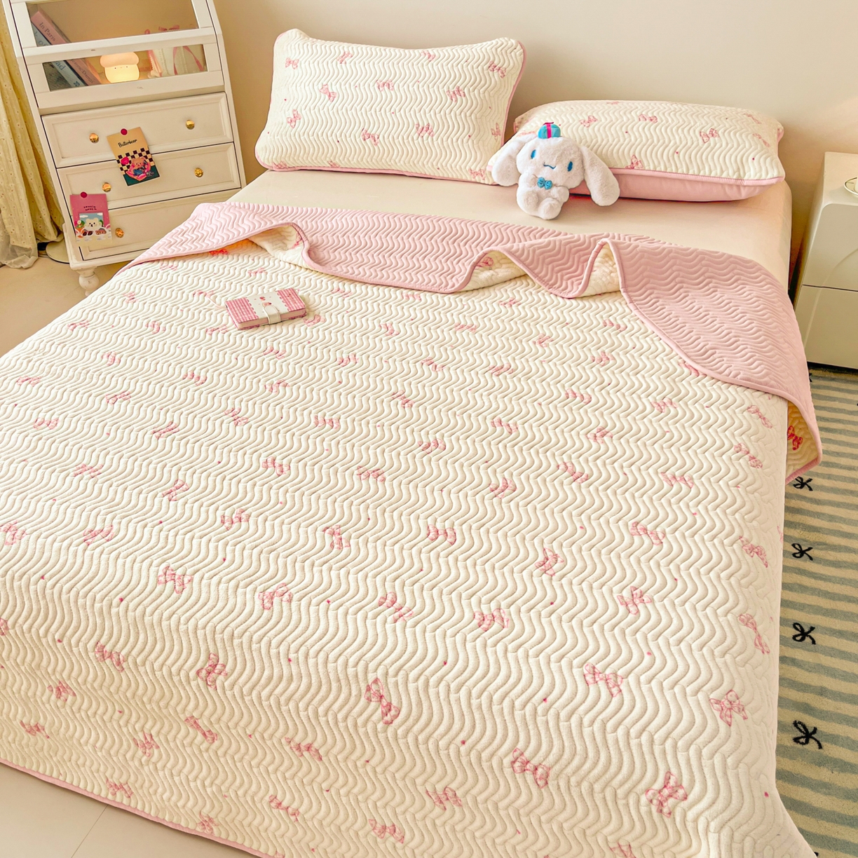 91家纺网 家纺一手货源 找家纺 酱子 2025新款牛奶绒印花床盖四季通用 床盖-桃漾绮梦