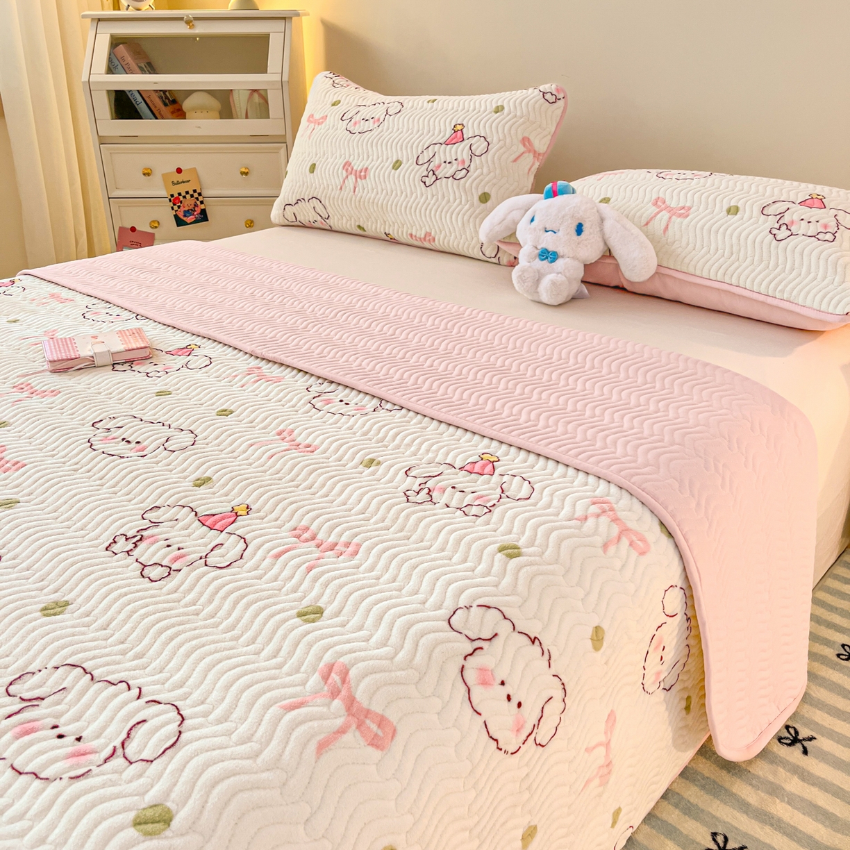 91家纺网 家纺一手货源 找家纺 酱子 2025新款牛奶绒印花床盖四季通用 床盖-蝴蝶结狗