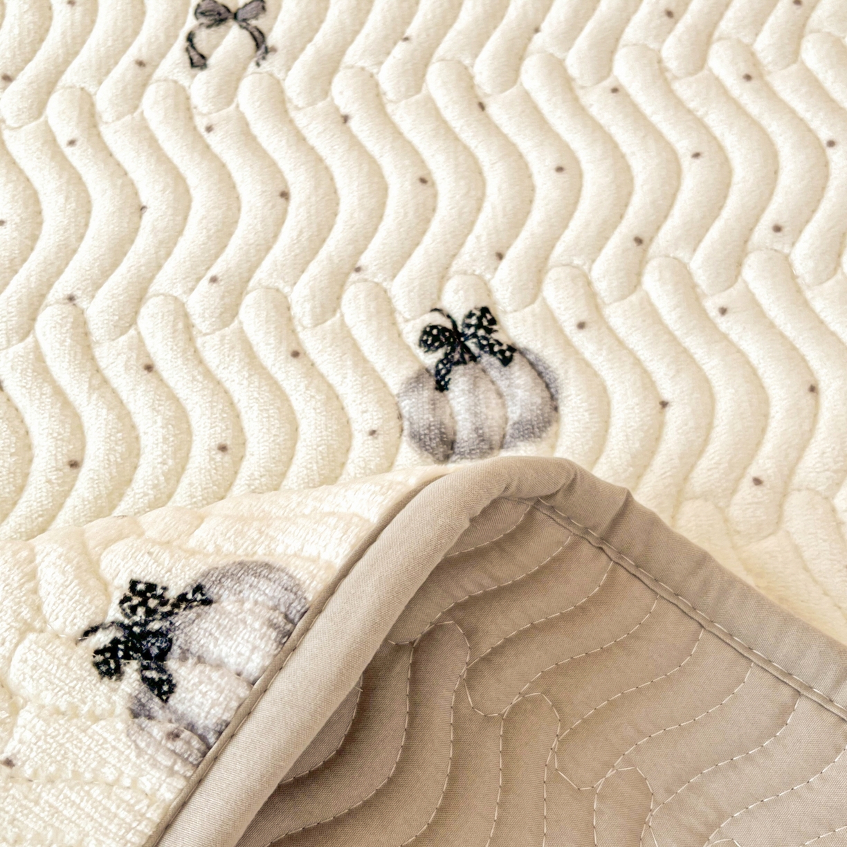 91家纺网 家纺一手货源 找家纺 酱子 2025新款牛奶绒印花床盖四季通用 床盖-简韵南瓜