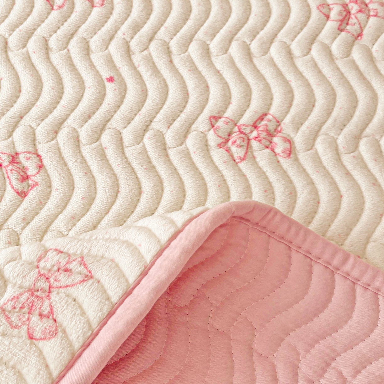 91家纺网 家纺一手货源 找家纺 酱子 2025新款牛奶绒印花床盖四季通用 床盖-桃漾绮梦