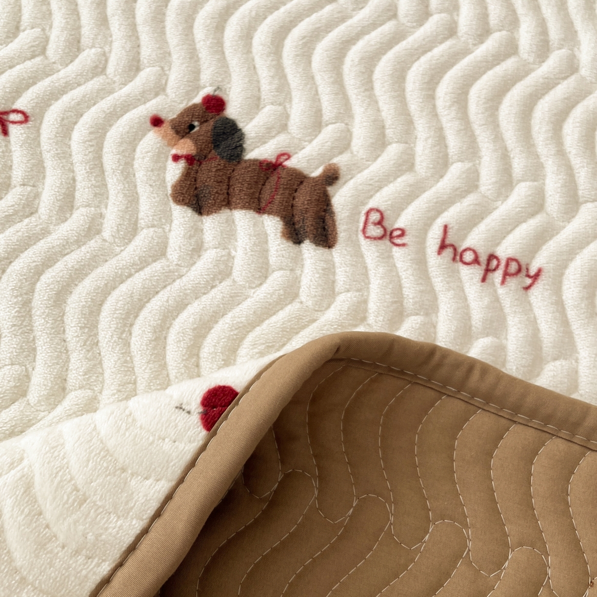 91家纺网 家纺一手货源 找家纺 酱子 2025新款牛奶绒印花床盖四季通用 床盖-绯色腊肠趣