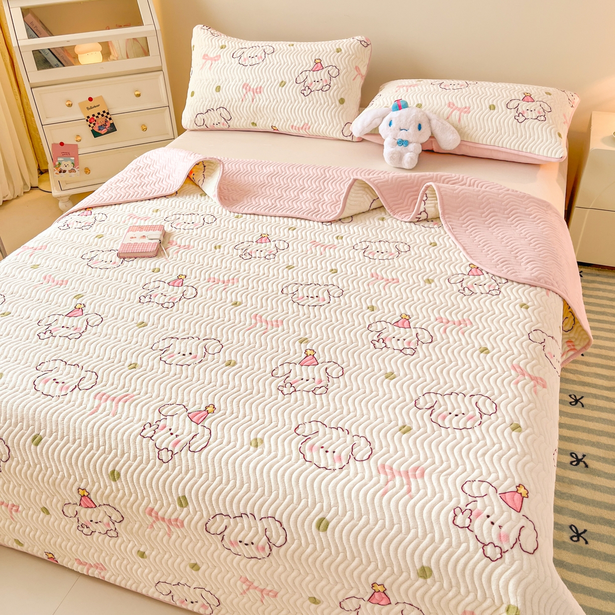 91家纺网 家纺一手货源 找家纺 酱子 2025新款牛奶绒印花床盖四季通用 床盖-蝴蝶结狗