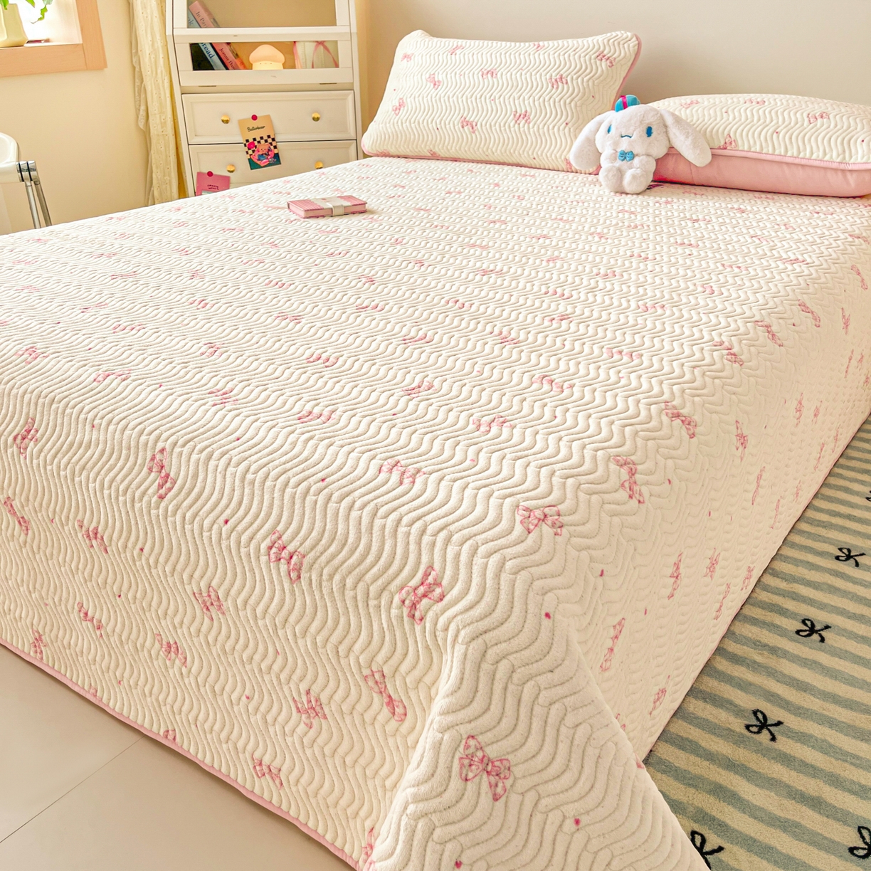 91家纺网 家纺一手货源 找家纺 酱子 2025新款牛奶绒印花床盖四季通用 床盖-桃漾绮梦